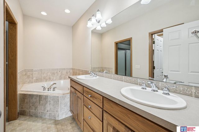 1621 Old Farm Road, Lincoln, NE 68512