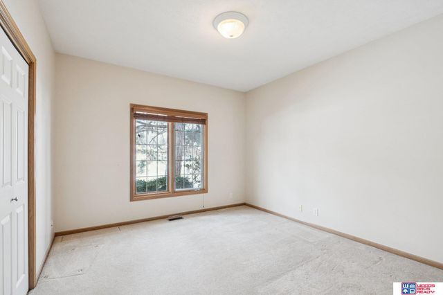 1621 Old Farm Road, Lincoln, NE 68512