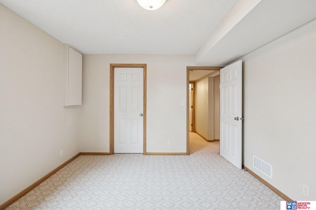 1621 Old Farm Road, Lincoln, NE 68512