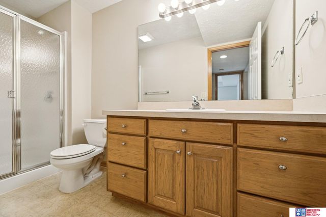 1621 Old Farm Road, Lincoln, NE 68512