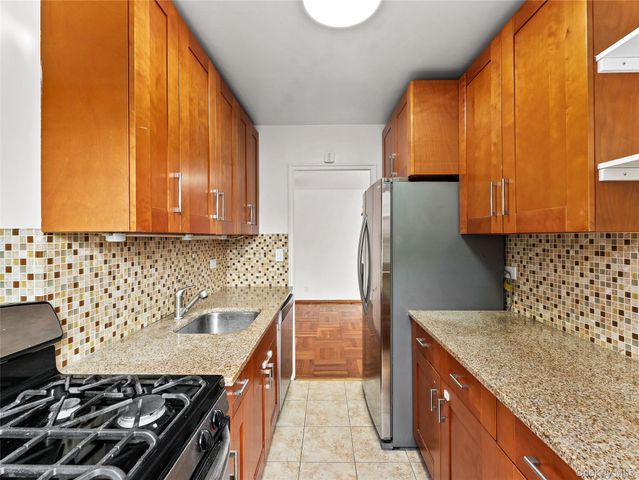 21-66 33rd Road 11B, Astoria, NY 11106