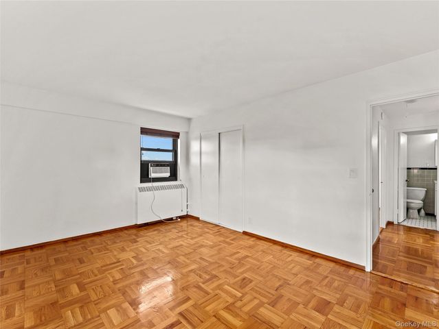 21-66 33rd Road 11B, Astoria, NY 11106
