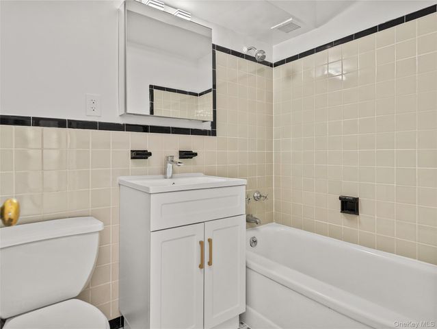 21-66 33rd Road 11B, Astoria, NY 11106