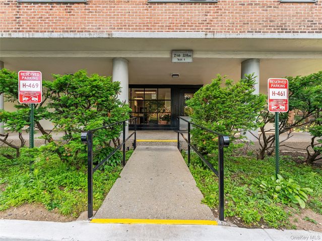 21-66 33rd Road 11B, Astoria, NY 11106