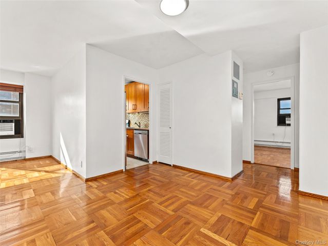 21-66 33rd Road 11B, Astoria, NY 11106