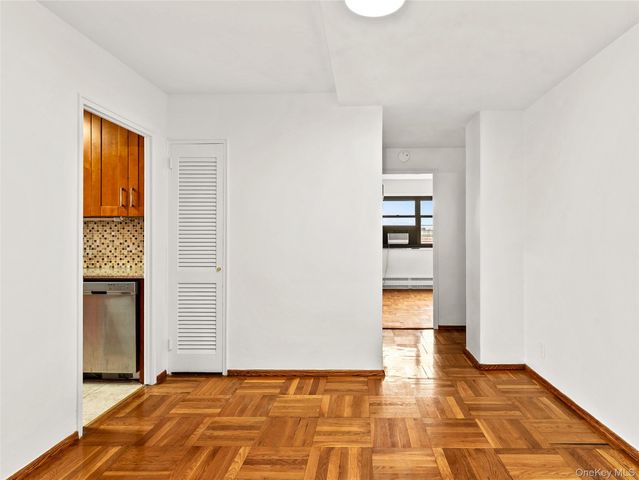 21-66 33rd Road 11B, Astoria, NY 11106