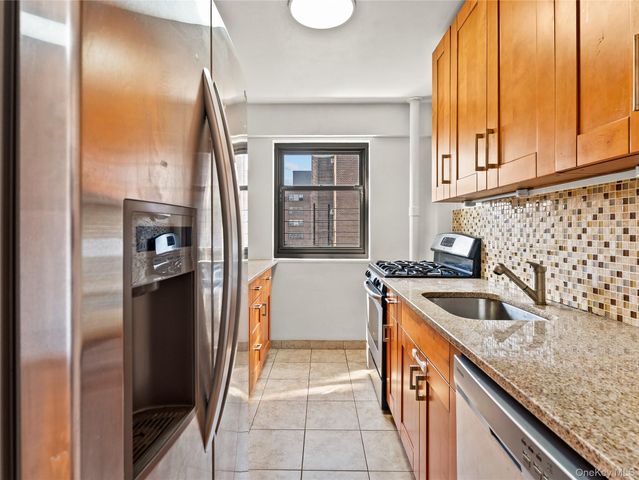 21-66 33rd Road 11B, Astoria, NY 11106