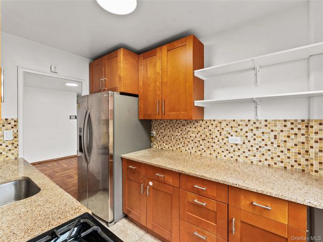 21-66 33rd Road 11B, Astoria, NY 11106