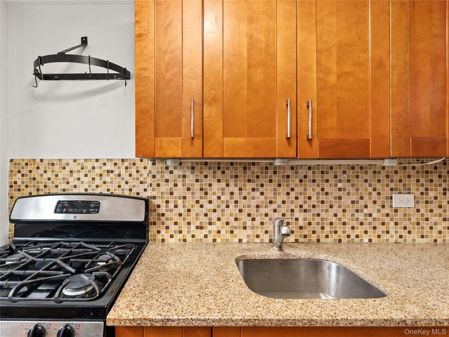 21-66 33rd Road 11B, Astoria, NY 11106