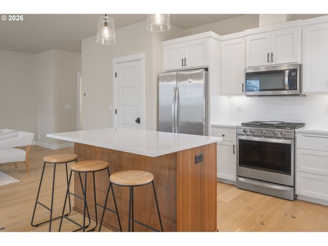 5329 HIGH BANKS Rd, Springfield, OR 97478