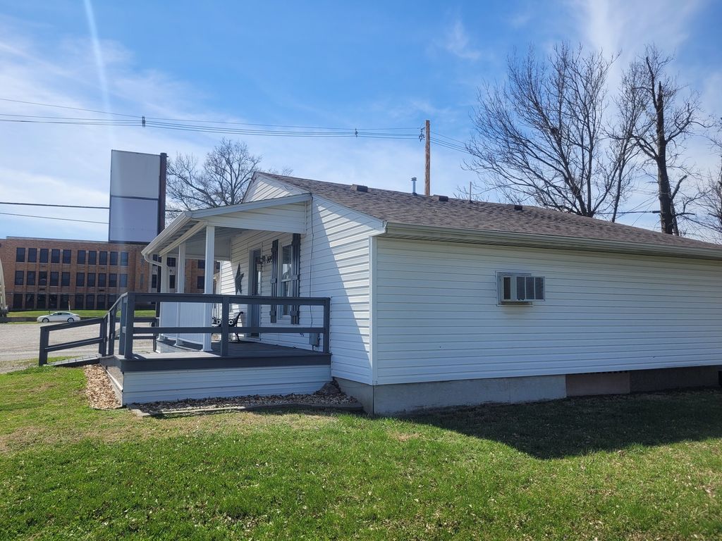 Image 3 of property listing at 105 S 18th Street, Mt Vernon, IL 62864