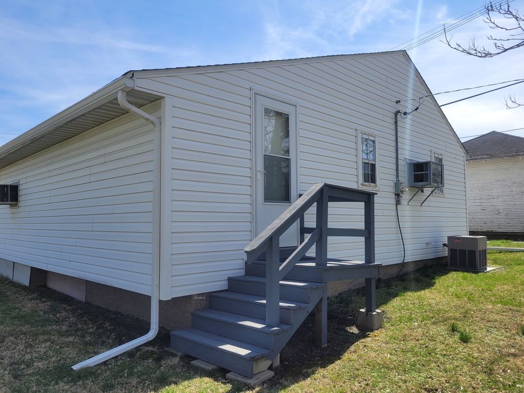 Image 4 of property listing at 105 S 18th Street, Mt Vernon, IL 62864