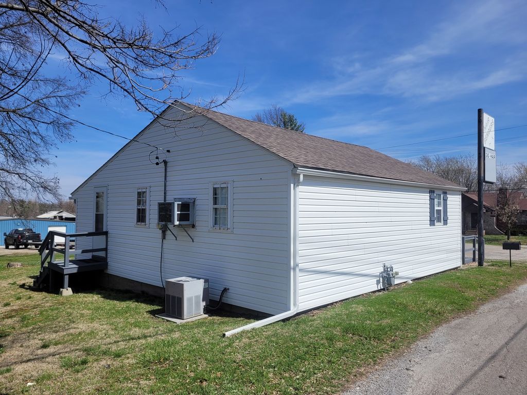 Image 5 of property listing at 105 S 18th Street, Mt Vernon, IL 62864