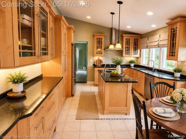 31128 Applewood Lane, Farmington Hills, MI 48331