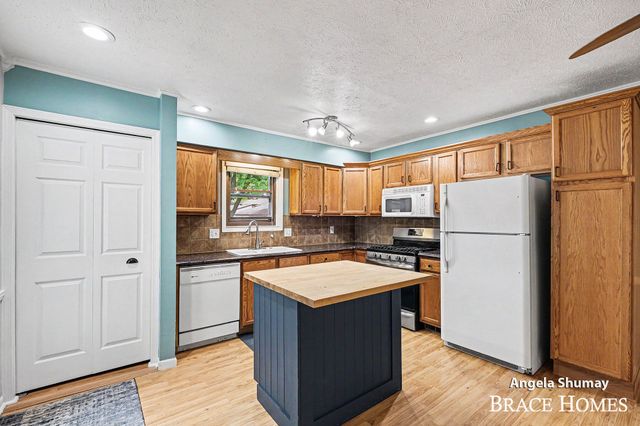 2631 Chatham Woods Drive Se, Cascade Twp, MI 49546