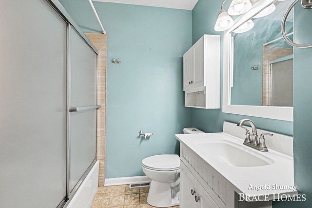2631 Chatham Woods Drive Se, Cascade Twp, MI 49546