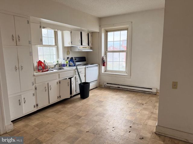 6 N MAIN ST, Richlandtown, PA 18955