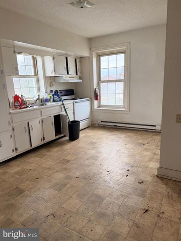 6 N MAIN ST, Richlandtown, PA 18955