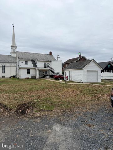 6 N MAIN ST, Richlandtown, PA 18955