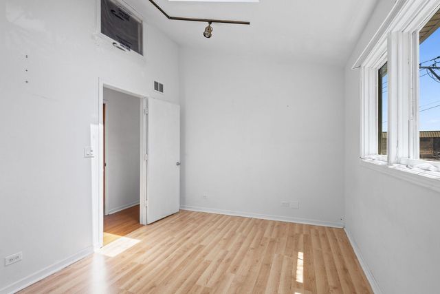 5230 S Lockwood Avenue, Chicago, IL 60638