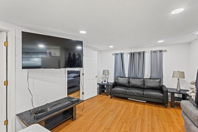 5230 S Lockwood Avenue, Chicago, IL 60638