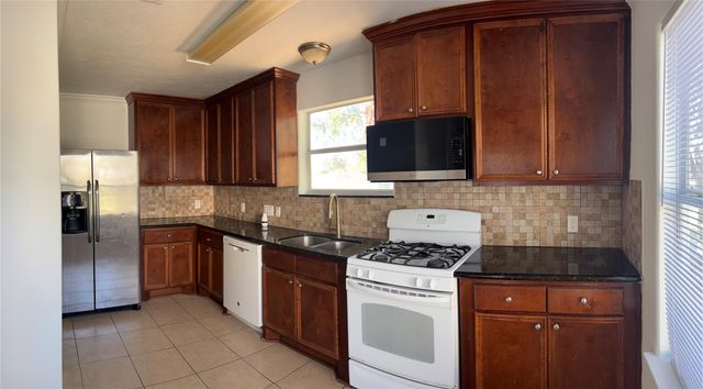 4911 Oleander Street B, Pasadena, TX 77586