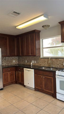 4911 Oleander Street B, Pasadena, TX 77586