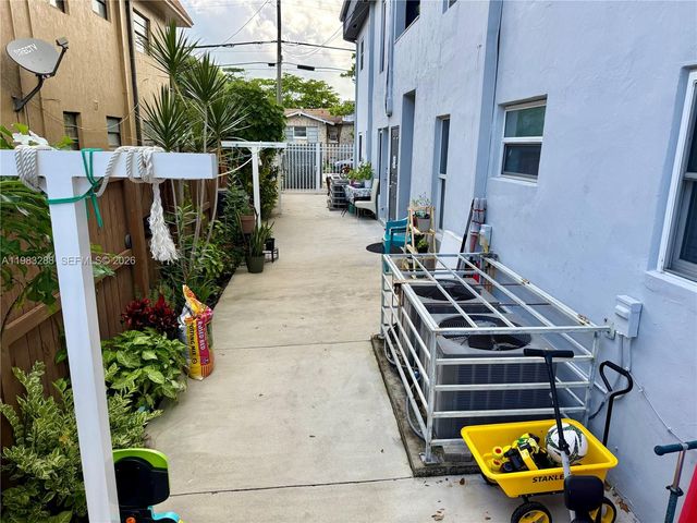 1305 NW 4th St 3, Miami, FL 33125
