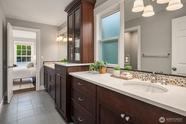 2242 79th Avenue NE, Medina, WA 98039