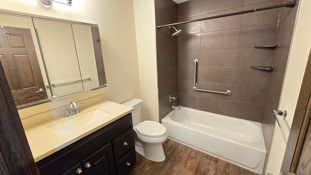 35 Nathan Lane N 114, Plymouth, MN 55441