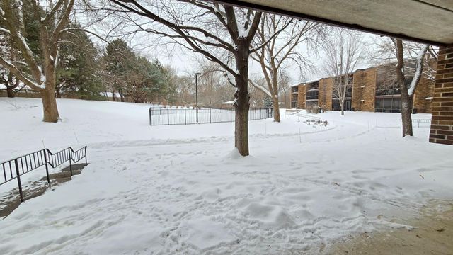 35 Nathan Lane N 114, Plymouth, MN 55441