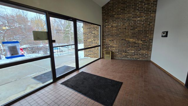 35 Nathan Lane N 114, Plymouth, MN 55441