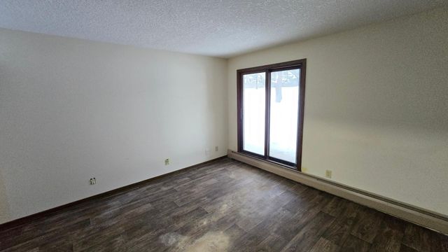 35 Nathan Lane N 114, Plymouth, MN 55441