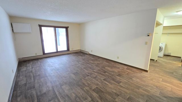 35 Nathan Lane N 114, Plymouth, MN 55441