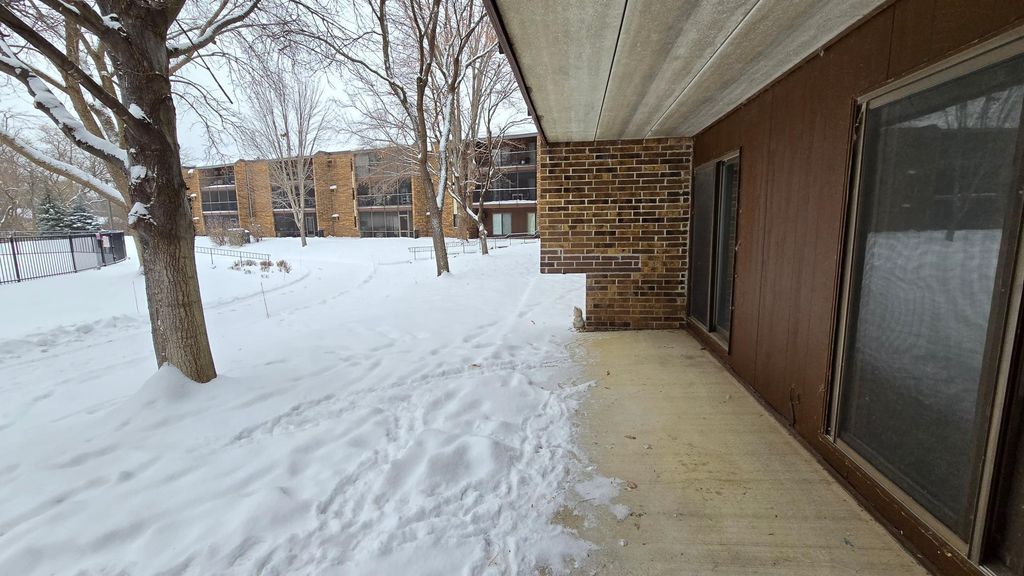 35 Nathan Lane N 114, Plymouth, MN 55441