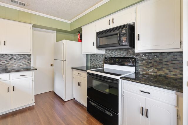 107 Briarwood Drive, Mabank, TX 75156