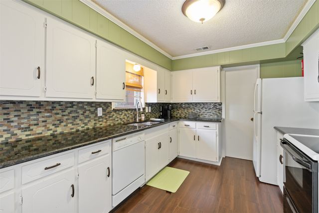 107 Briarwood Drive, Mabank, TX 75156