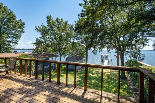 107 Briarwood Drive, Mabank, TX 75156