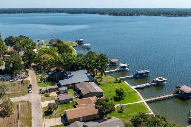 107 Briarwood Drive, Mabank, TX 75156