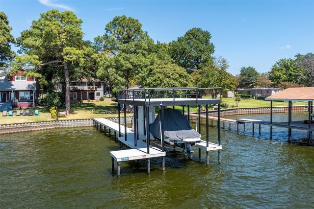 107 Briarwood Drive, Mabank, TX 75156