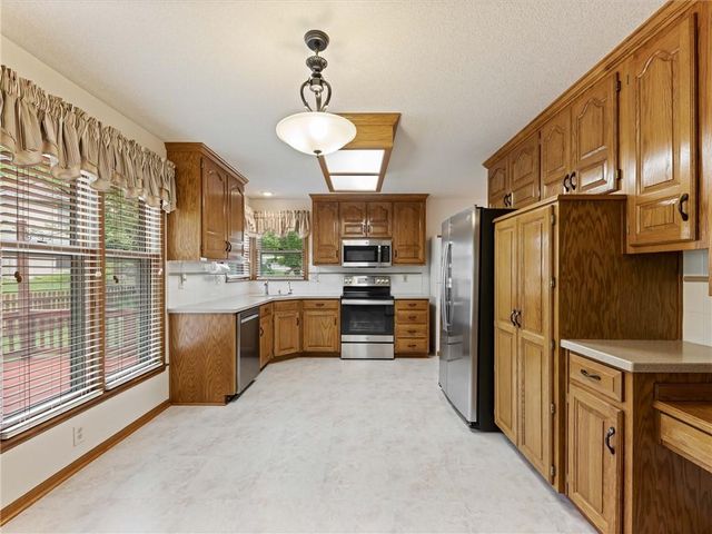 13842 Harbor Drive, Bonner Springs, KS 66012