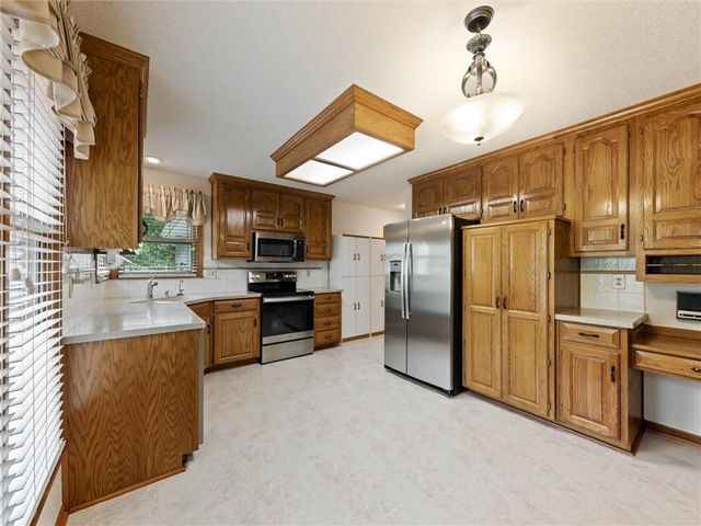 13842 Harbor Drive, Bonner Springs, KS 66012