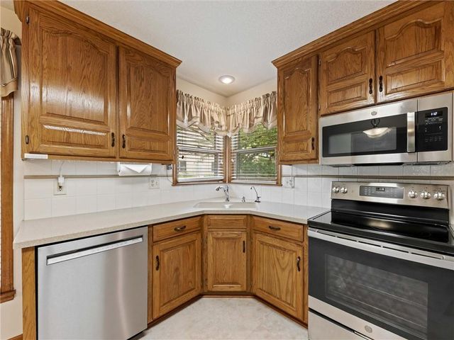 13842 Harbor Drive, Bonner Springs, KS 66012