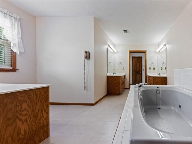 13842 Harbor Drive, Bonner Springs, KS 66012