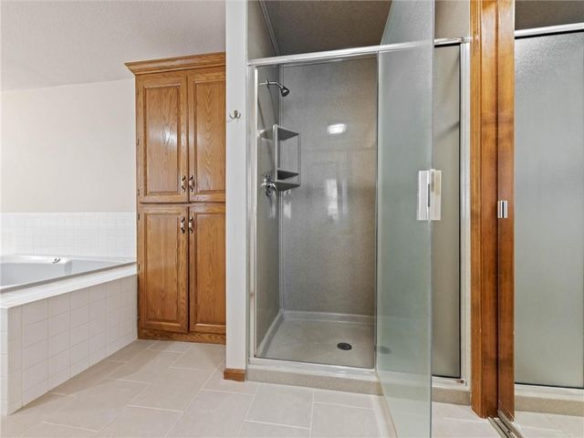 13842 Harbor Drive, Bonner Springs, KS 66012