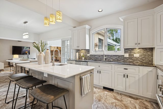 8120 Woodside Lane, Burr Ridge, IL 60527