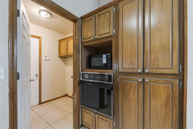 301 N Rockypoint Drive, Edmond, OK 73003