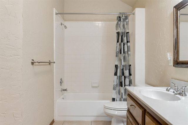 301 N Rockypoint Drive, Edmond, OK 73003