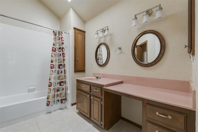 301 N Rockypoint Drive, Edmond, OK 73003