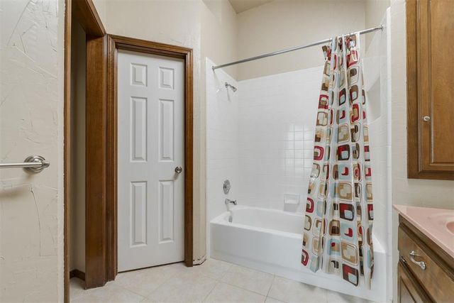 301 N Rockypoint Drive, Edmond, OK 73003